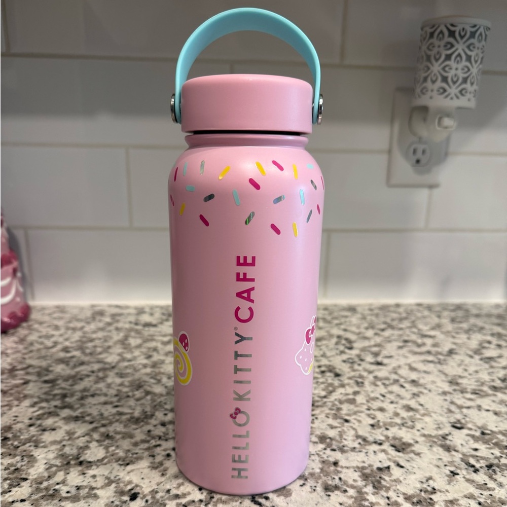 VGUC Hello Kitty Cafe Exclusive 32 oz Water Bottle